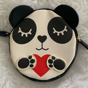 BETSY JOHNSON Luv Betsy 100% polyurethane Panda zip close wristlet VVGUC